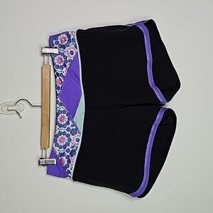 Lululemon size 8 black/quilt summer power purple groovy run short